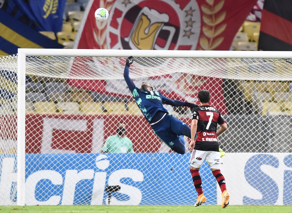 Defesa de Hugo Souza no Maracanã, Flamengo x Vasco - Brasileirão — Foto: André Durão / ge