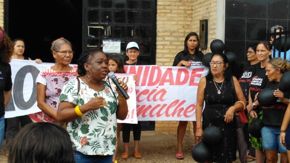 Grupo pede maior combate à violência de gênero durante protesto em Altos. — Foto: Andrê Nascimento/G1