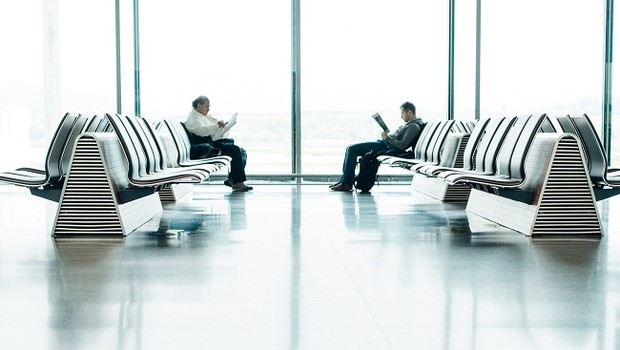Passageiros aguardam voo em aeroporto (Foto: Pexels)
