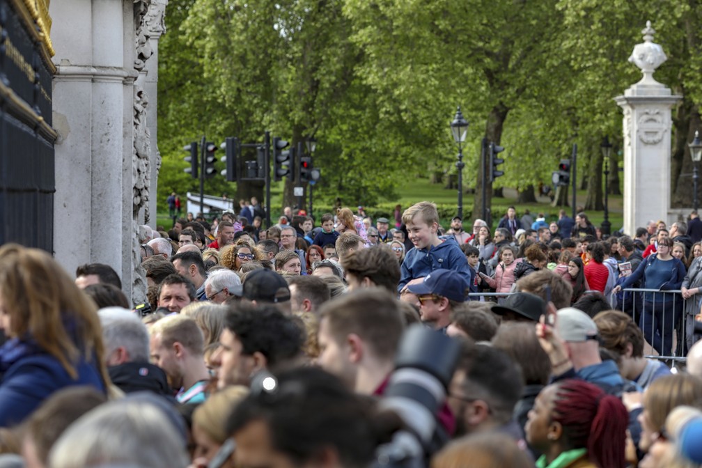 Público se reúne em torno do Palácio de Buckingham, em Londres, depois do anúncio do nascimento do bebê de Meghan e Harry, na segunda (6). — Foto: Vudi Xhymshiti/AP