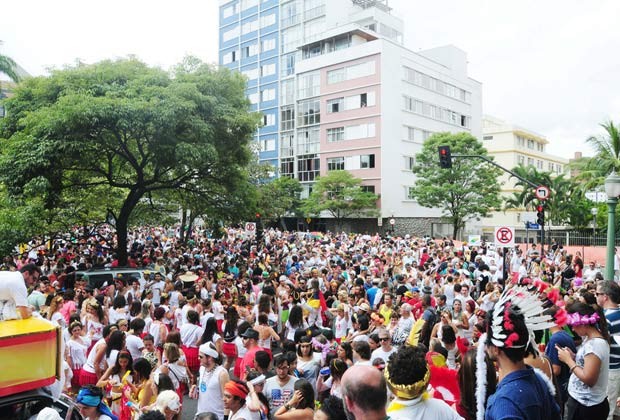 Folia de rua em Belo Horizonte: capital mineira espera receber pelo menos 200 blocos este ano (Foto: Divulgação)