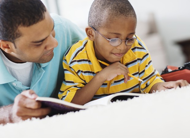 Cuidado ao ajudar seu filho na lição de casa: tente não transmitir medo (Foto: Thinkstock)