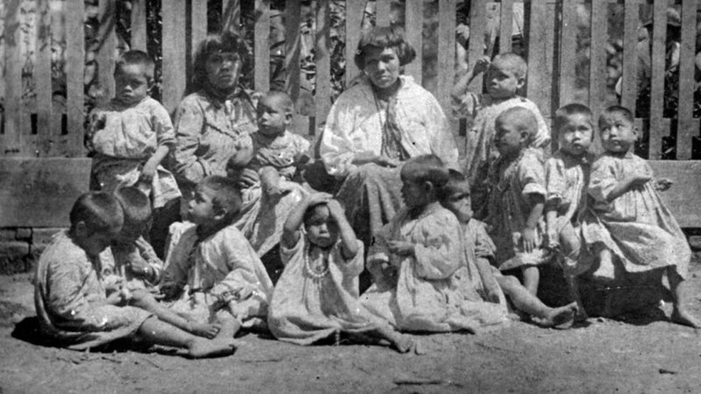 Mulheres e crianças Xokleng capturadas por bugreiros e entregues a freiras em Blumenau; duas mulheres e duas crianças conseguiram fugir, voltando à floresta. — Foto: Acervo SCS