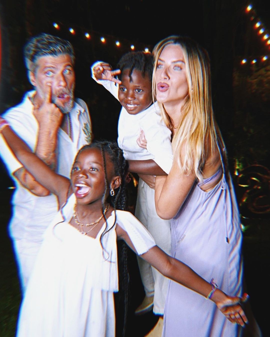 Bruno e Giovanna comemoram e posam para foto ao lado dos filhos Titi e Bless (Foto: Reprodução/Instagram)