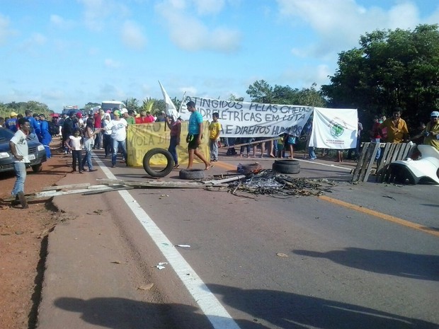 Atingidos por barragens bloqueiam BR em protesto contra usina, em RO (Foto: Maríndia Moura/Rede Amazônica)