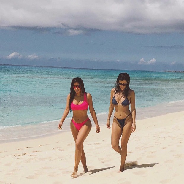 Kim e Kourtney Kardashian (Foto: Reprodução/Instagram)