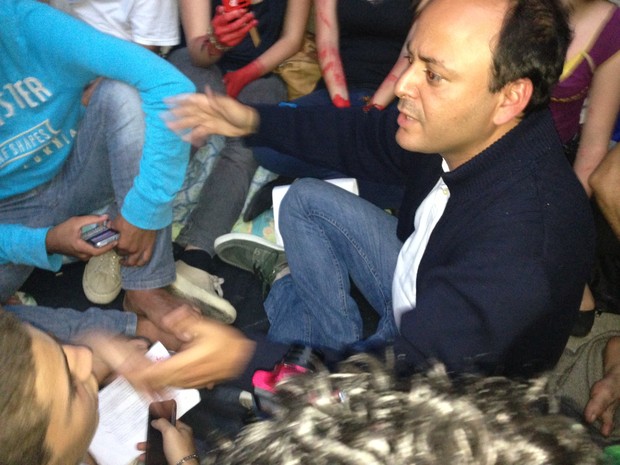 Rodrigo Neves sentou no chão para conversar com os manifestantes (Foto: Lívia Torres/G1)