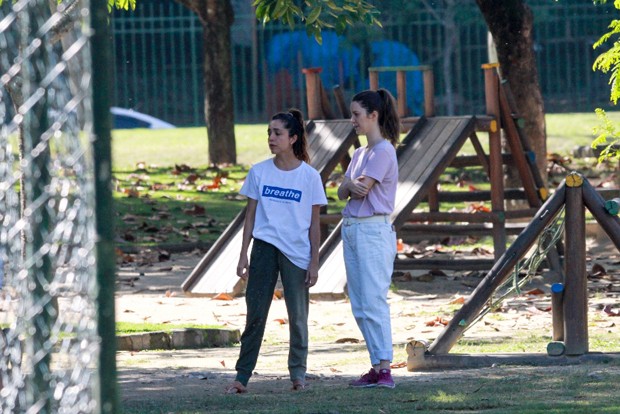 Marina Moschen e Nathália Dill se encontram em parque, no Rio (Foto: J / AgNews)