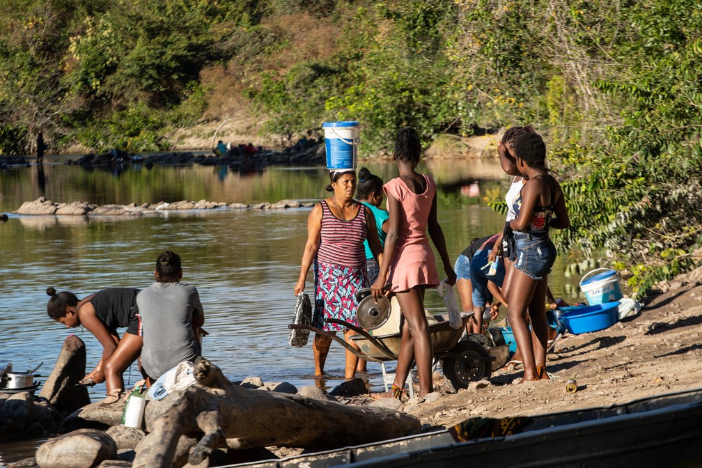 Água encanada ainda não chegou na comunidade Vão de almas. É do rio que se tira a água para beber, tomar banho, lavar roupa e louça — Foto: Fábio Tito/G1