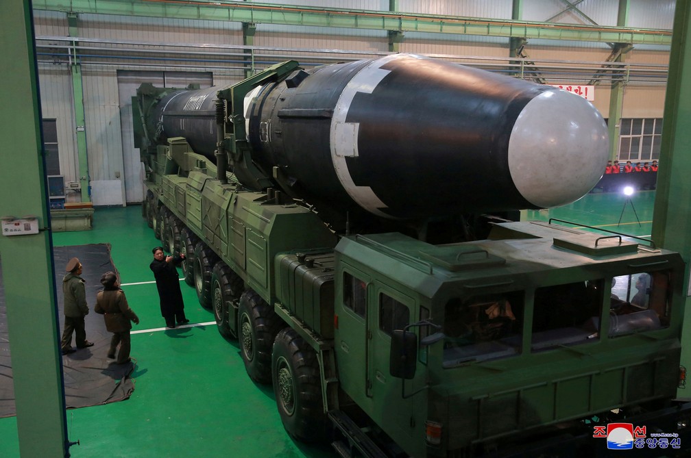 O míssil norte-coreano Hwasong-15 teria a capacidade de alcançar países a longas distâncias, como os Estados Unidos (Foto: Reuters/KCNA)