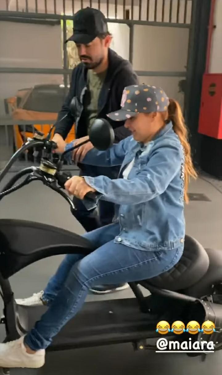 Fernando Zor e Maiara se divertem com moto (Foto: Reprodução/Instagram)
