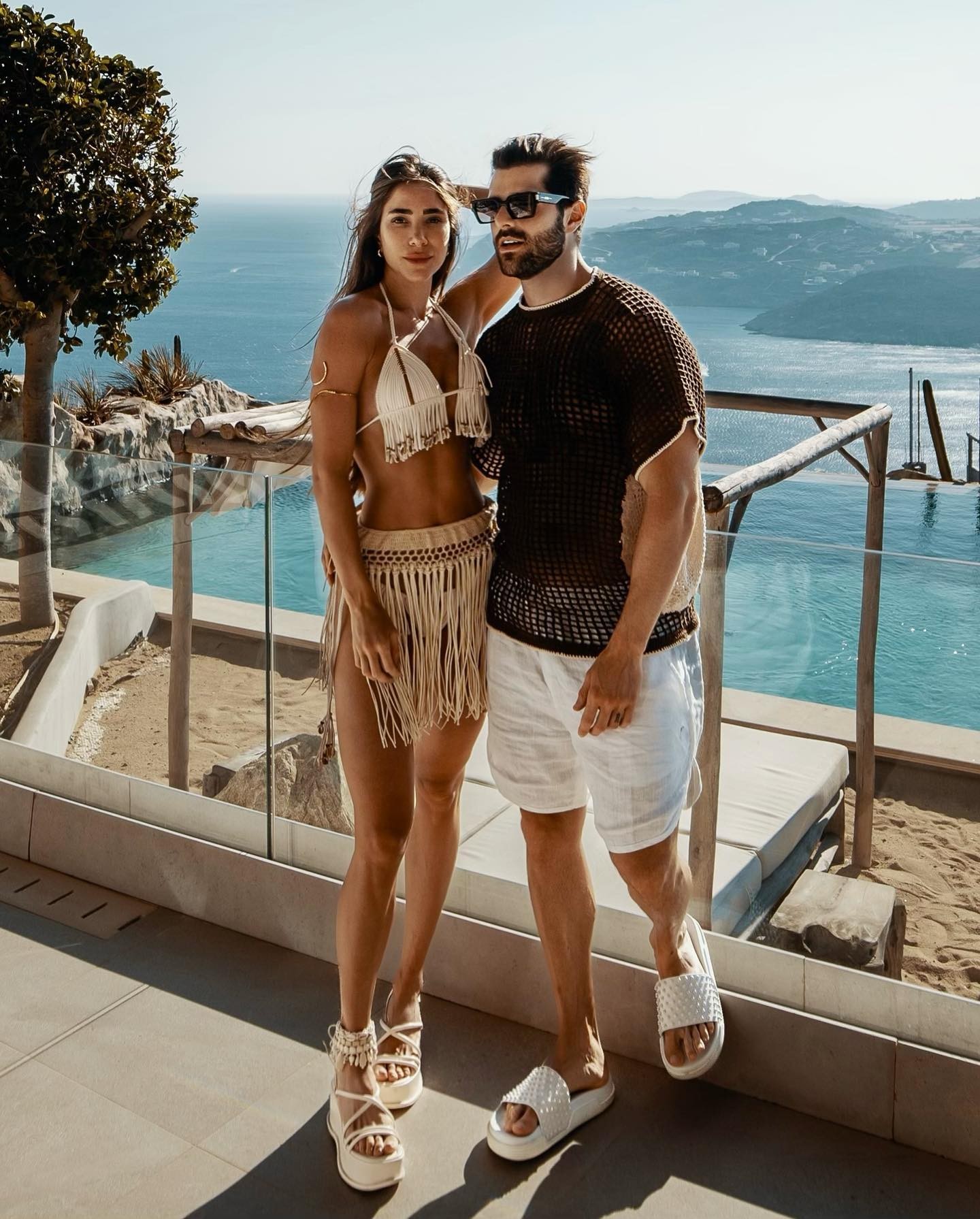 Antes de pousaram em Ibiza, o casal curtiu as paisagens de Mykonos, na Grécia (Foto: Reprodução / Instagram)
