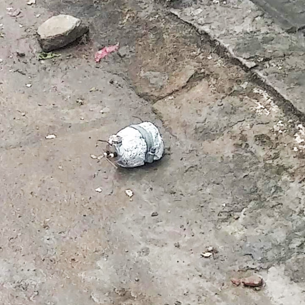 Embrulho foi recolhido pelo Esquadrão Antibomba da PM e detonado — Foto: Redes Sociais 