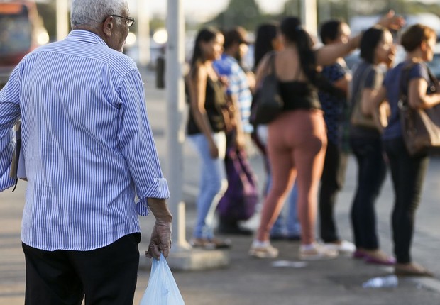 idoso, homem, coronavirus, covid-19, aglomeração, cidade, sao paulo (Foto: Marcelo Camargo/Agência Brasil)