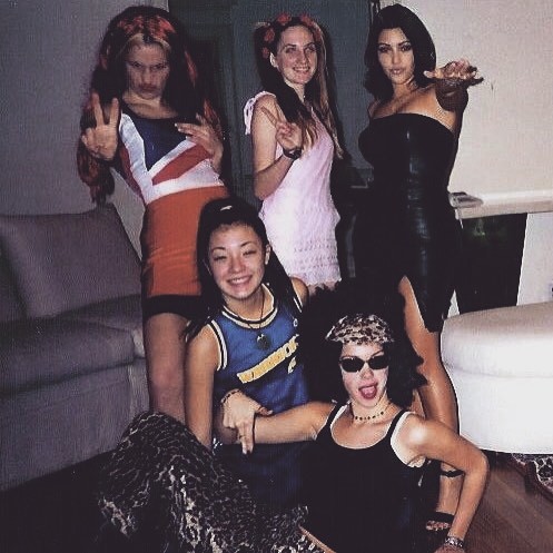 Na adolescência, Kim Kardashian e seus amigos se vestiram de Spice Girls para show de talentos da escola deles (Foto: Reprodução / Instagram)