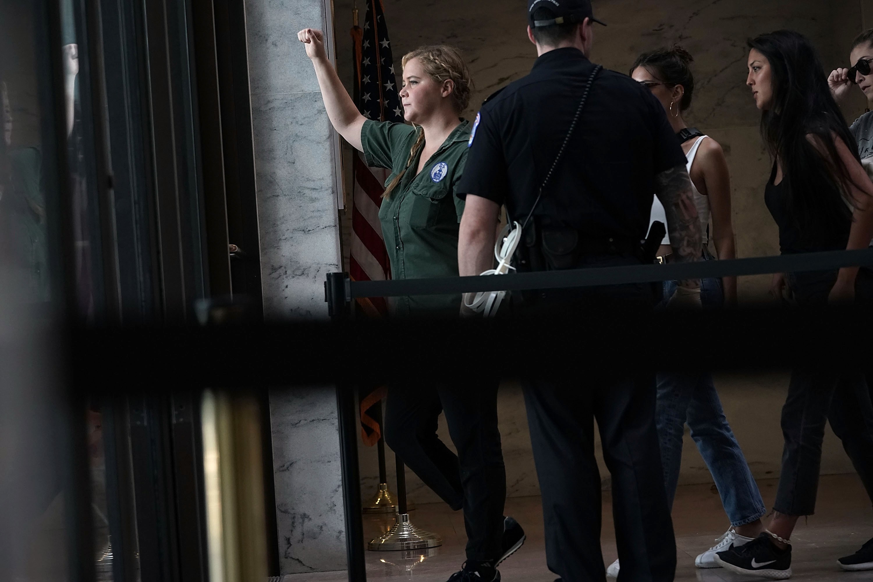 Amy Schumer é levada presa durante protesto (Foto: Getty Images)