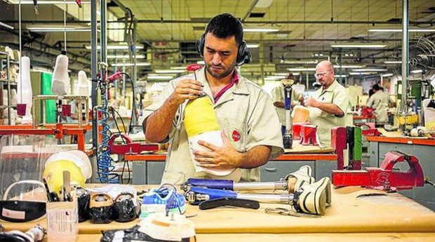 A produção de próteses e órteses pela AACD começou em 1962 (Foto: Daniel Teixeira / Estadão Conteúdo)