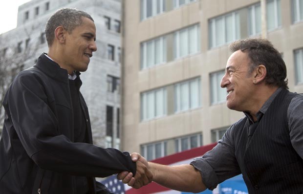 O presidente dos EUA, Barack Obama, cumprimenta o cantor Bruce Springsteen durante evento de campanha nesta segunda-feira (5) em Madison, Wisconsin (Foto: AP)