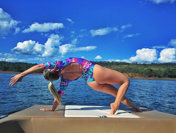 Renatinha mostra a flexibilidade ao praticar yoga numa lancha (Foto: Reprodução/Instagram)