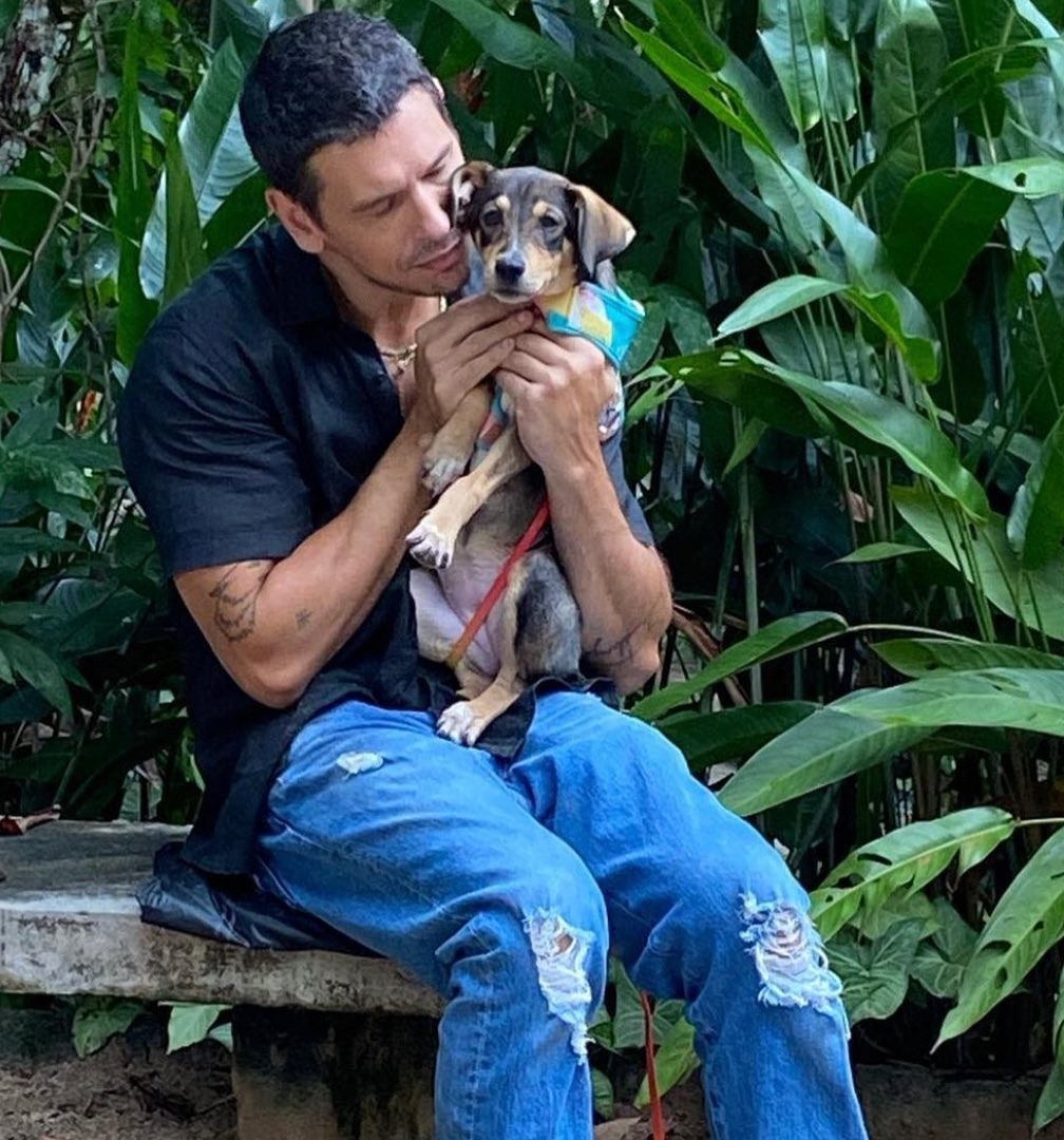 João Vicente de Castro com um de seus cachorros (Foto: Reprodução Instagram)