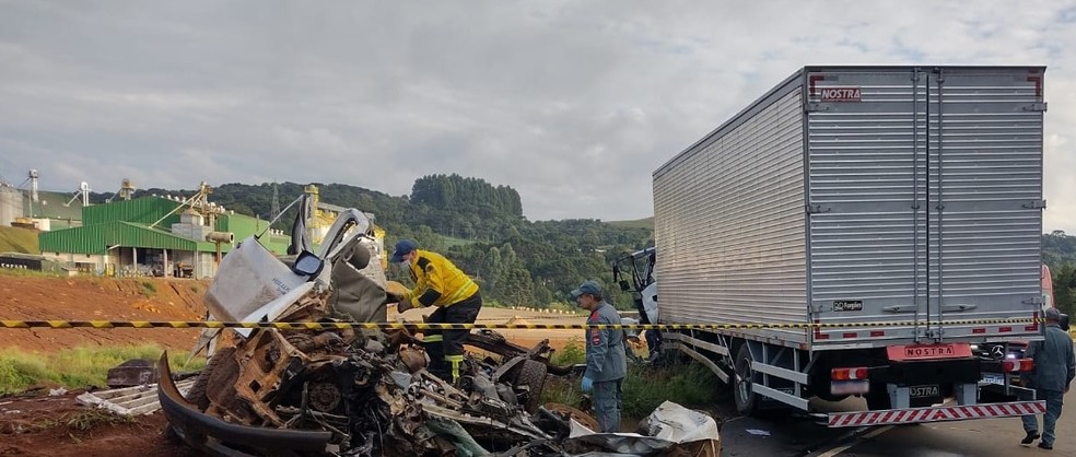 Caminhonete fica destruída após batida frontal com caminhão em São José do Cerrito — Foto: CBMSC/Divulgação