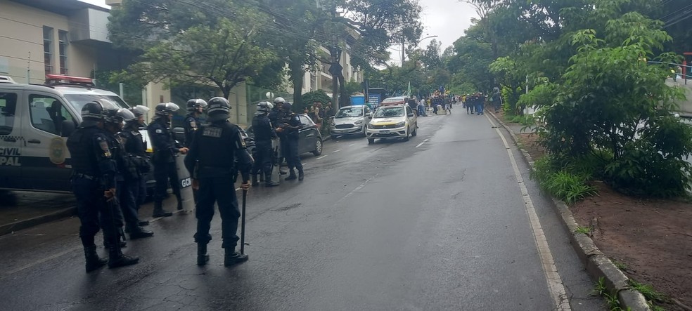 Guarda Municipal retira manifestantes bolsonaristas da Avenida Raja Gabaglia — Foto: Alex Araújo/G1