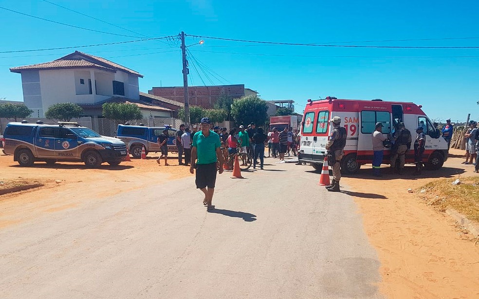 Populares, polícia e Samu no local onde idoso foi atingido por máquina pá carregadeira, no oeste da Bahia (Foto: Elvis Araújo/Blog Braga)