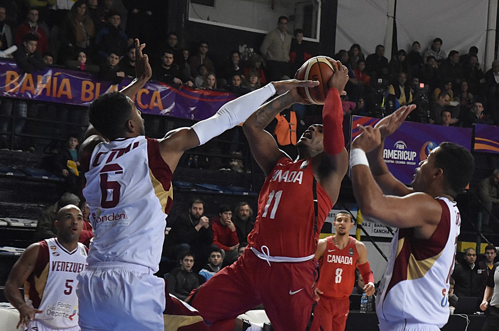 Rathan-Mayes protege a bola diante da marca&ccedil;&atilde;o de Jhon Cox  (Foto: EFE)