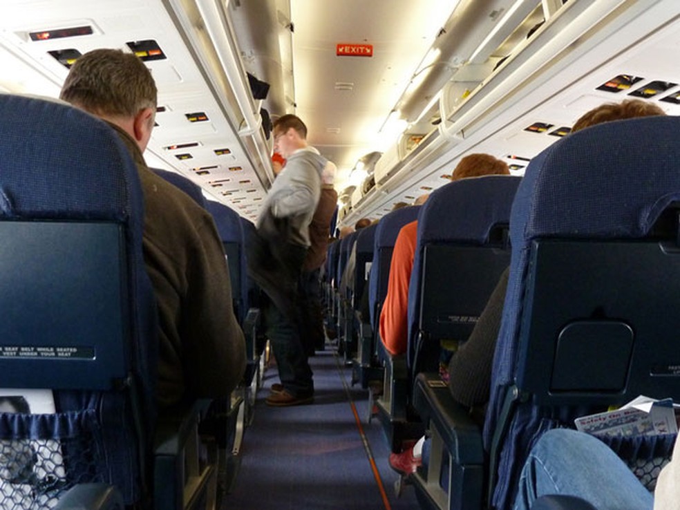 Passageiros no corredor do avião — Foto: Creative Commons/Daniel Lobo