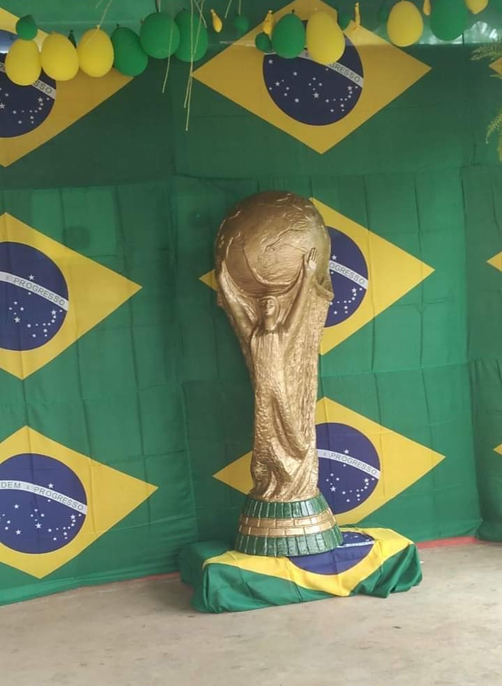 Réplica da taça da Copa do Mundo foi feita por artista plástico de Cuiabá — Foto: Fábio