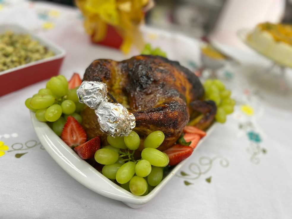 Frango pode substituir o peru na ceia de Natal  — Foto: Fábio Modesto / TV TEM 
