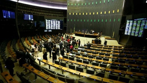 Plenário da Câmara; há meses o governo Bolsonaro tenta formar maioria na Casa para aprovar a PEC dos Precatórios (Foto: AGÊNCIA CÂMARA DOS DEPUTADOS via BBC News)