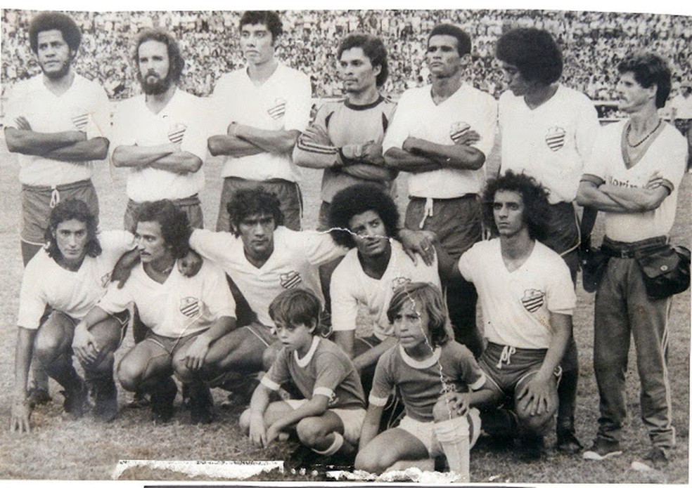 Espinosa (segundo em pé, da esq. para a dir.) com a camisa do CSA em 1974 — Foto: Arquiv/Museu dos Esportes