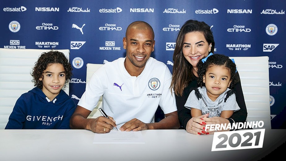 Ao lado da esposa e filhos, Fernandinho renova com o Manchester City até 2021