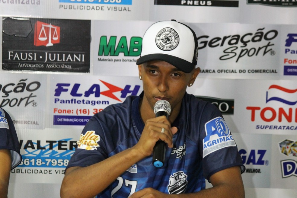 Felipinho fala Ã  imprensa durante apresentaÃ§Ã£o como atleta do Comercial â€” Foto: DivulgaÃ§Ã£o/Comercial