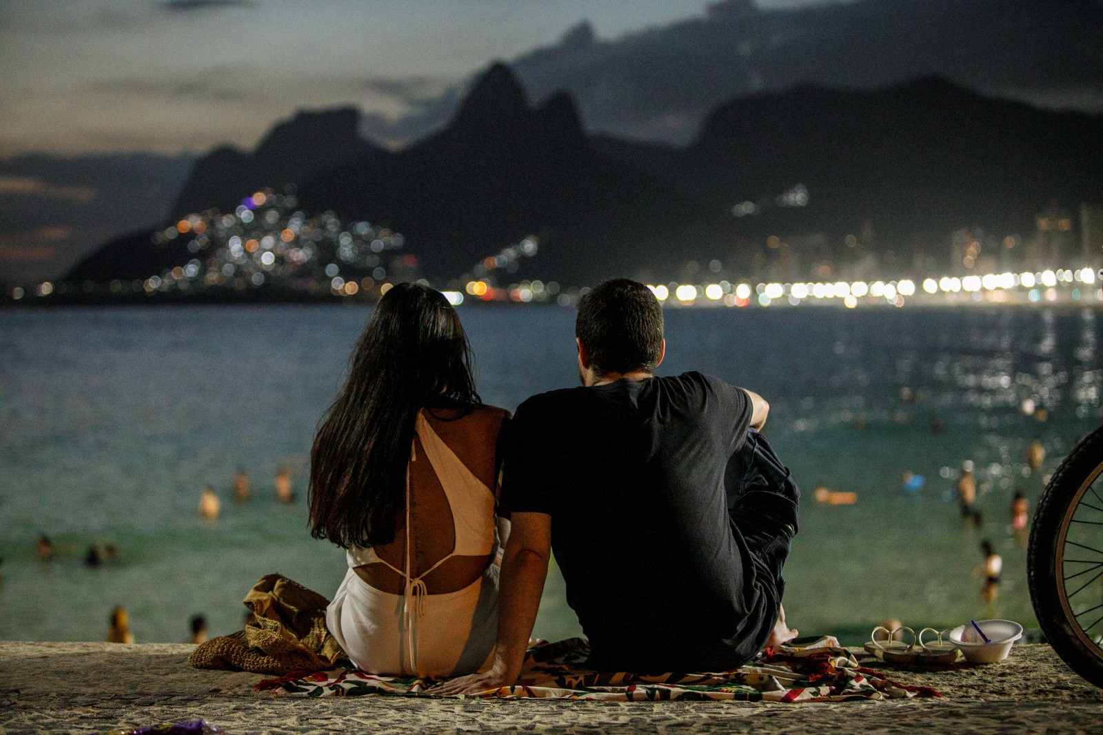 Renan e Thais escolheram o por do sol no Arpoador para ser palco do primeiro encontro do casal — Foto: Brenno Carvalho