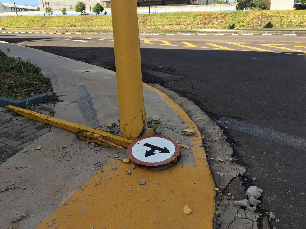 Carro bateu em uma placa de sinalização e poste, em Presidente Prudente (Foto: Wellington Roberto/G1)