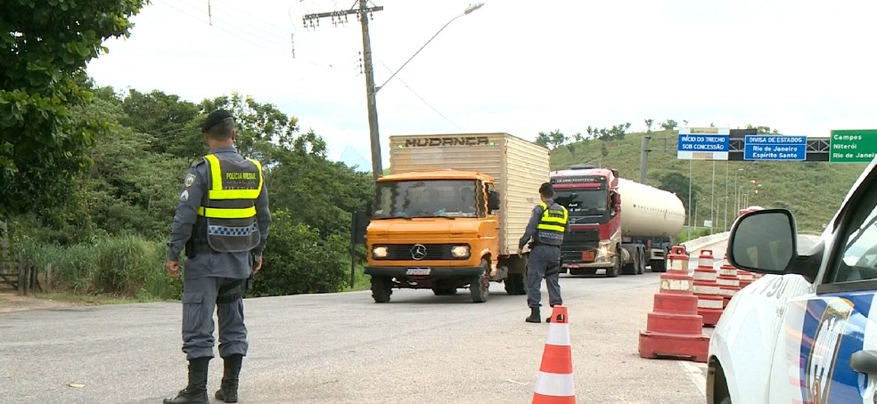 Motoristas são abordados em barreiras sanitárias montadas no ES — Foto: Reprodução/TV Gazeta