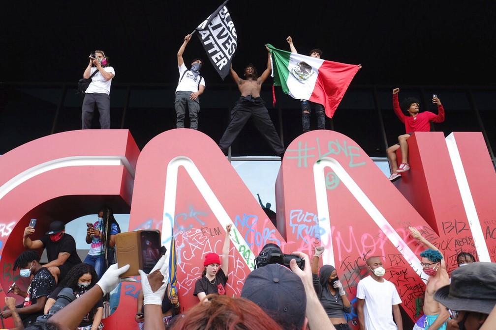 29 de maio – Manifestantes se aglomeram em frente à sede da CNN em Atlanta, nos EUA, após a dispersão de um protesto pela morte de George Floyd  — Foto: Ben Gray/Atlanta Journal-Constitution/AP