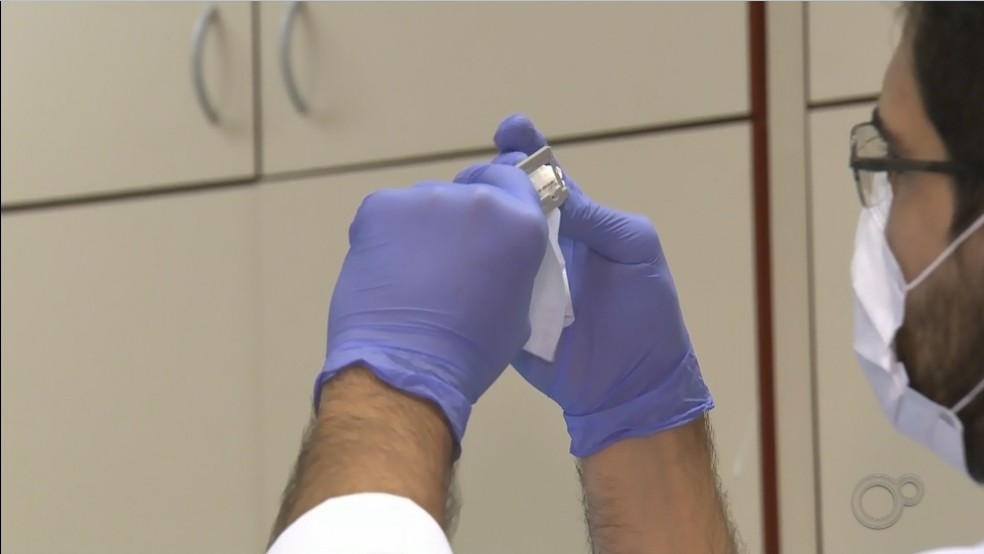 Sequenciamento genético do vírus será feito a partir dos testes positivos diagnosticados após a vacinação em massa em Botucatu (SP) — Foto: Reprodução/ TV TEM