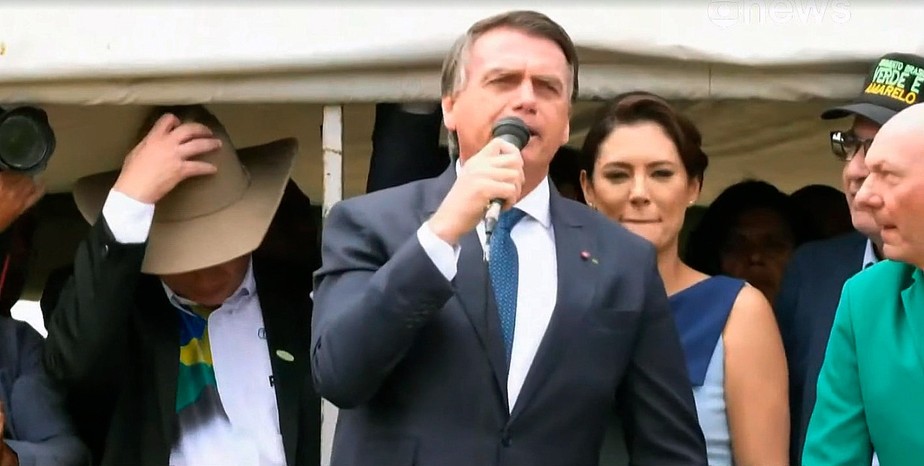 Bolsonaro no trio elétrico após evento oficial em Brasília