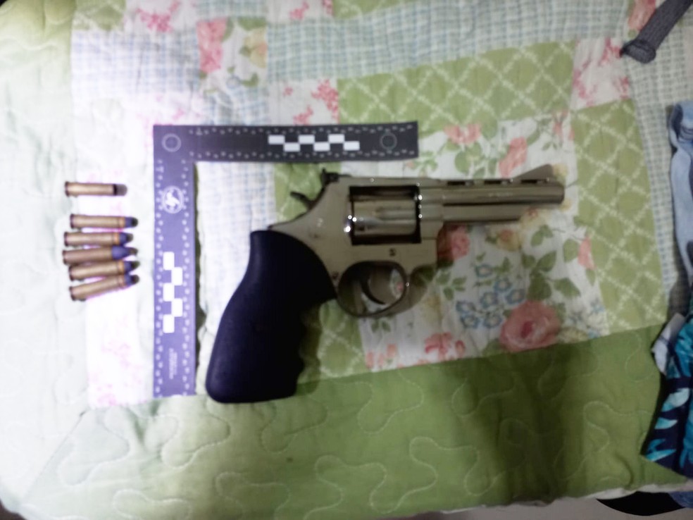 Arma de calibre 38 foi apreendida — Foto: Polícia Militar