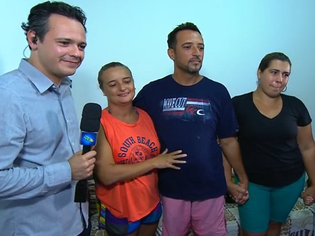 O felizardo do Caminhão do Faustão ouvindo o apresentador (Foto: TV Globo)