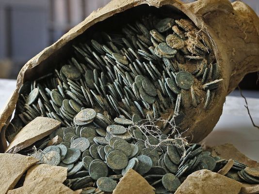 Ânforas resistentes e proteção subterrânea mantiveram moedas praticamente intactas (Foto: Reprodução)