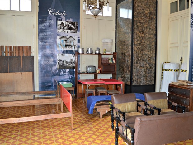 Mobília da casa de Chico está guardada em outro espaço, no Museu do Xapuri (Foto: Caio Fulgêncio/G1)