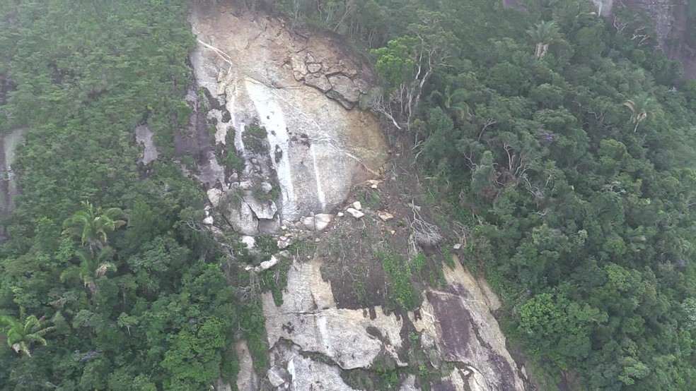 Blocos de rocha estão soltos no alto da comunidade — Foto: Reprodução/TV Globo