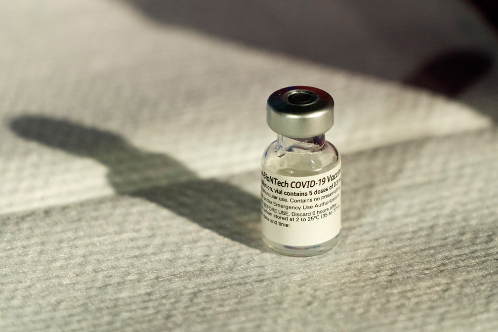 Frasco da vacina da Pfizer que recebeu autorização de uso de emergência, no George Washington University Hospital — Foto: acquelyn Martin/Pool via Reuters
