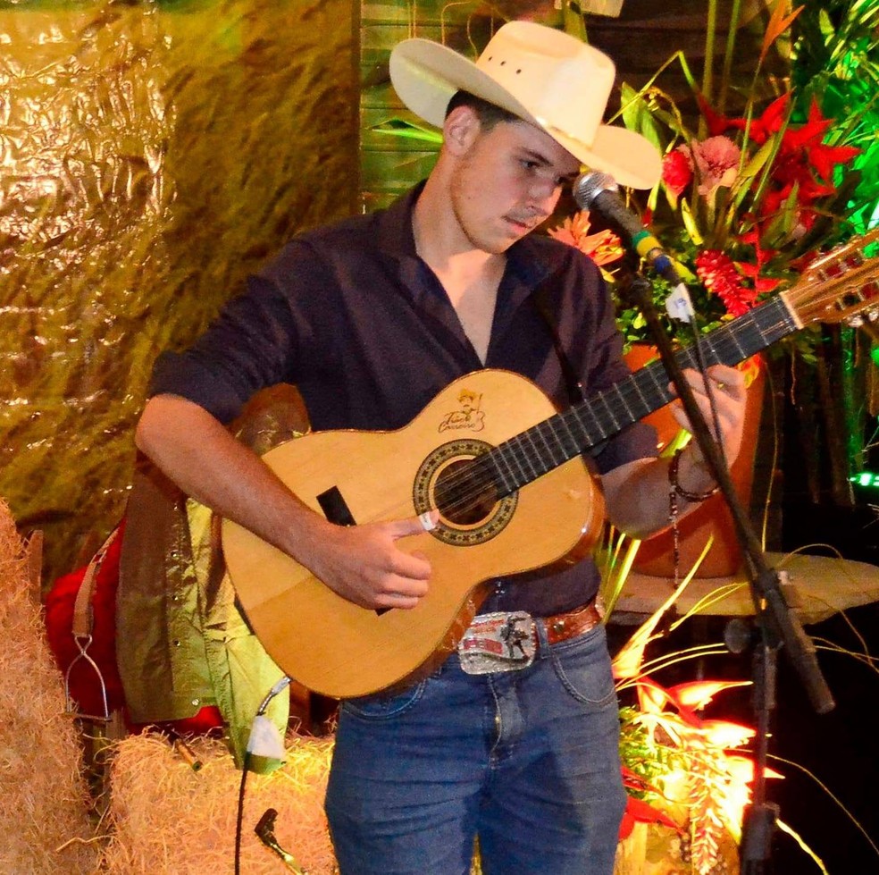 Cantor sertanejo morre aos 19 anos após cirurgia para retirada de tumor cerebral em MT