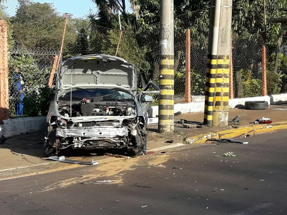 Veículo bateu em um ponto de ônibus e em um poste, em Presidente Prudente (Foto: Betto Lopes/TV Fronteira)