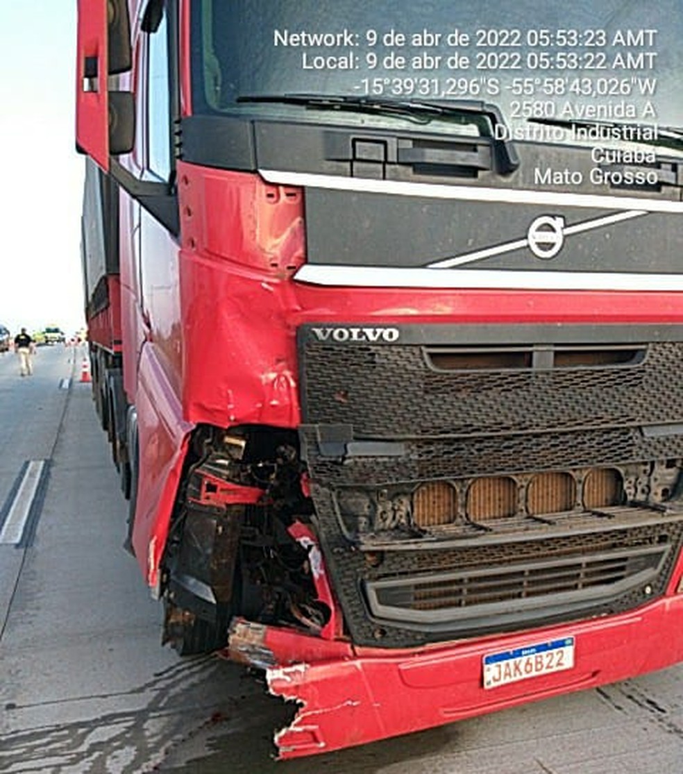 Parte do caminhão ficou destruída com o acidente — Foto: Reprodução